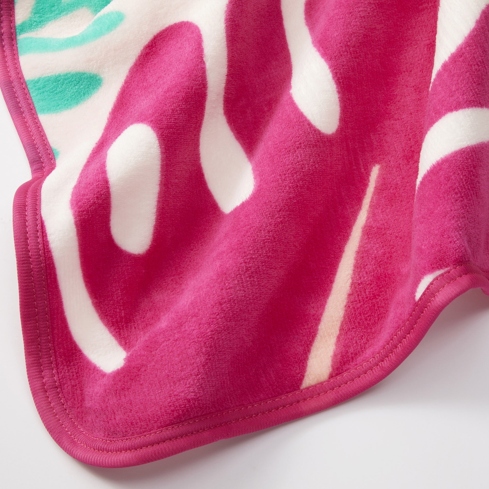 Decorative Knitted Kids Pink White Print Fleece Throw Blanket, 46 x 60 - Super Soft Reversible Sherpa Flannel Blanket Detail