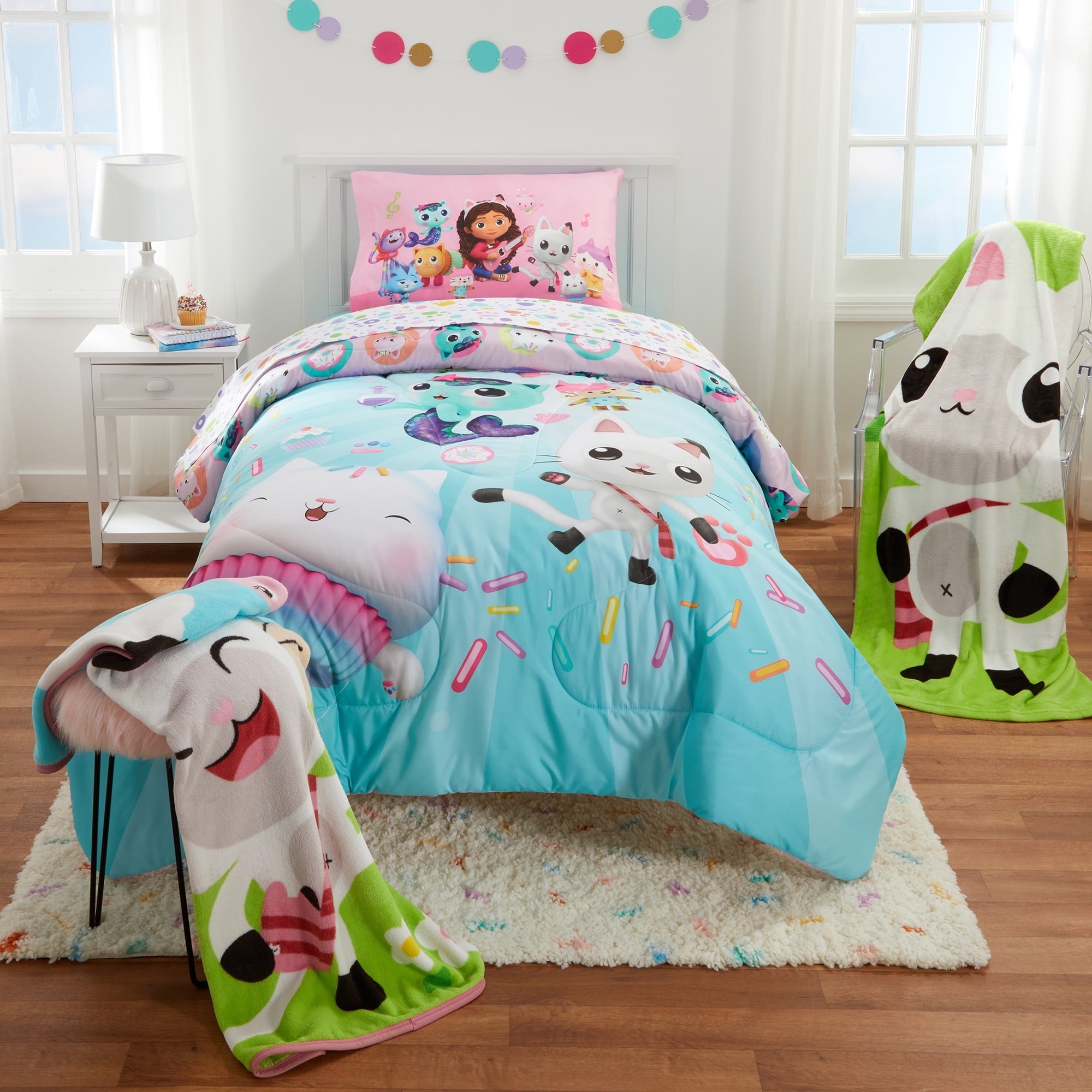Hypoallergenic Cloud Gabby's Dollhouse Kids Comforter and Pillowcase, 2-Piece Set, Twin/Full, Reversible - Cloud-Like Soft Lightweight Bed Comforter Detail