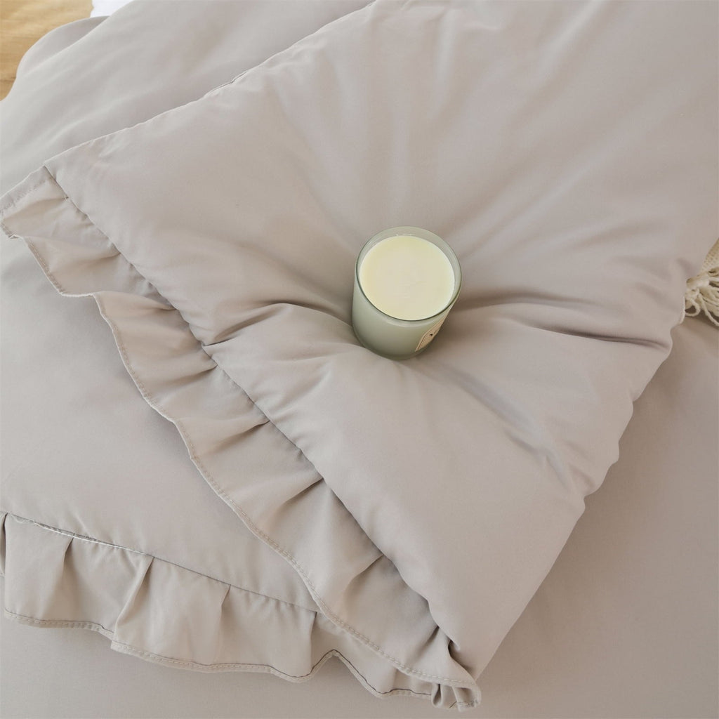 Luxurious Quilted Queen Comforter Set For Adult, 3 Piece Ruffle Oatmeal Comforter Sets All Season - Cloud-Like Soft Lightweight Bed Comforter Detail