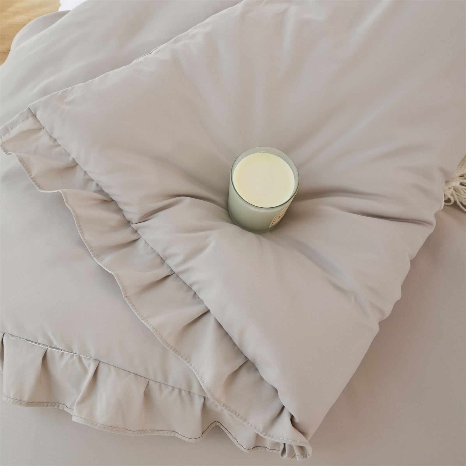 Luxurious Quilted Queen Comforter Set For Adult, 3 Piece Ruffle Oatmeal Comforter Sets All Season - Cloud-Like Soft Lightweight Bed Comforter Detail