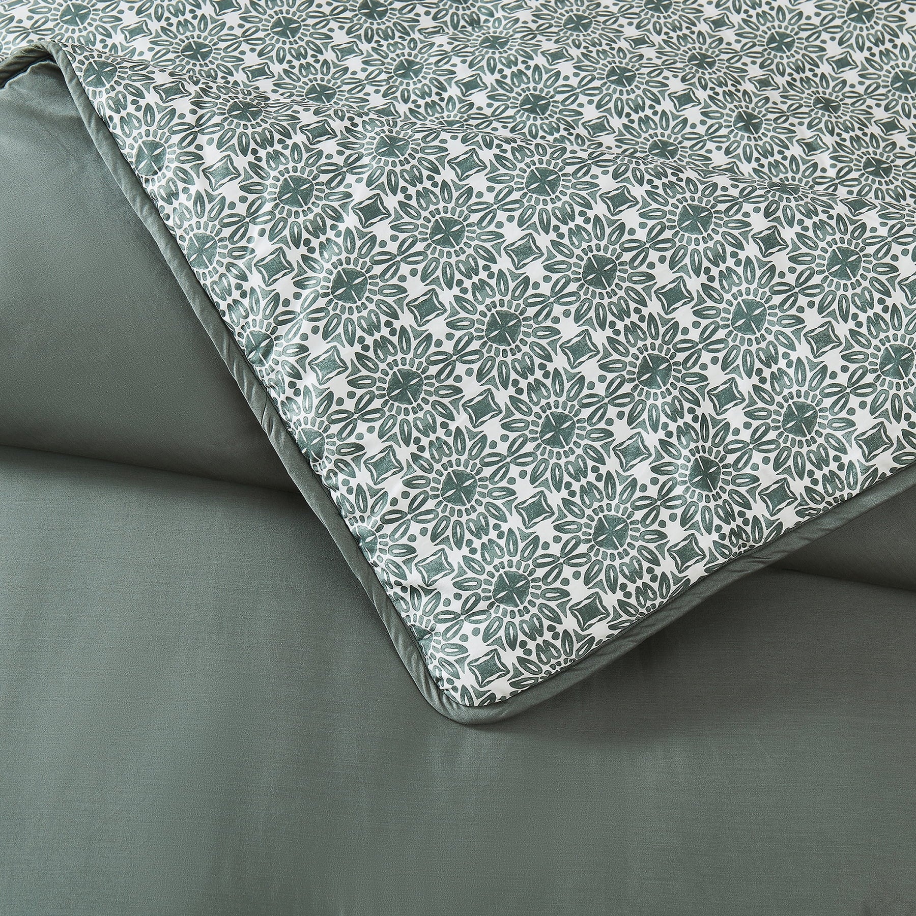 All-Season 3-Piece 400 Thread Count Flag Stone Green Cotton Lyocell Blend Comforter Set, Adult King - Luxurious Quilted Duvet Cover Set Detail