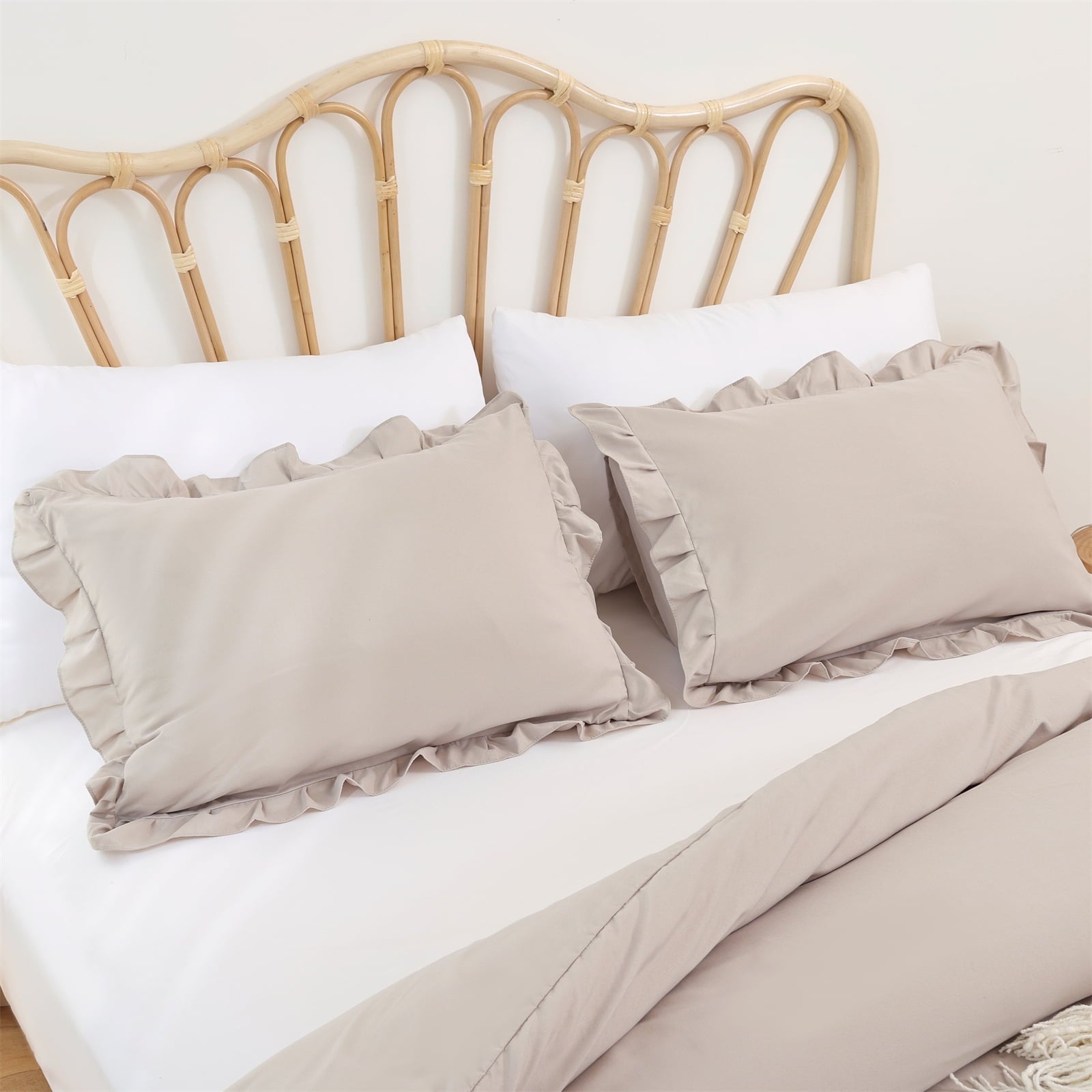 Luxurious Quilted Queen Comforter Set For Adult, 3 Piece Ruffle Oatmeal Comforter Sets All Season - Cloud-Like Soft Lightweight Bed Comforter Detail