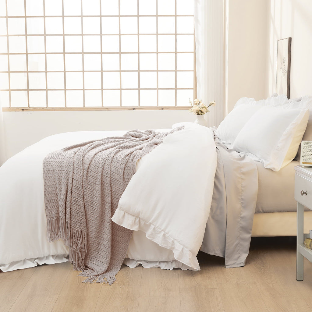 All-Season Queen Comforter Set White, 3 Pieces Soft Fluffy Farmhouse Ruffle Bedding Comforter Sets for Queen Bed, All Season Lig... - Cloud-Like Soft Lightweight Bed Comforter Detail