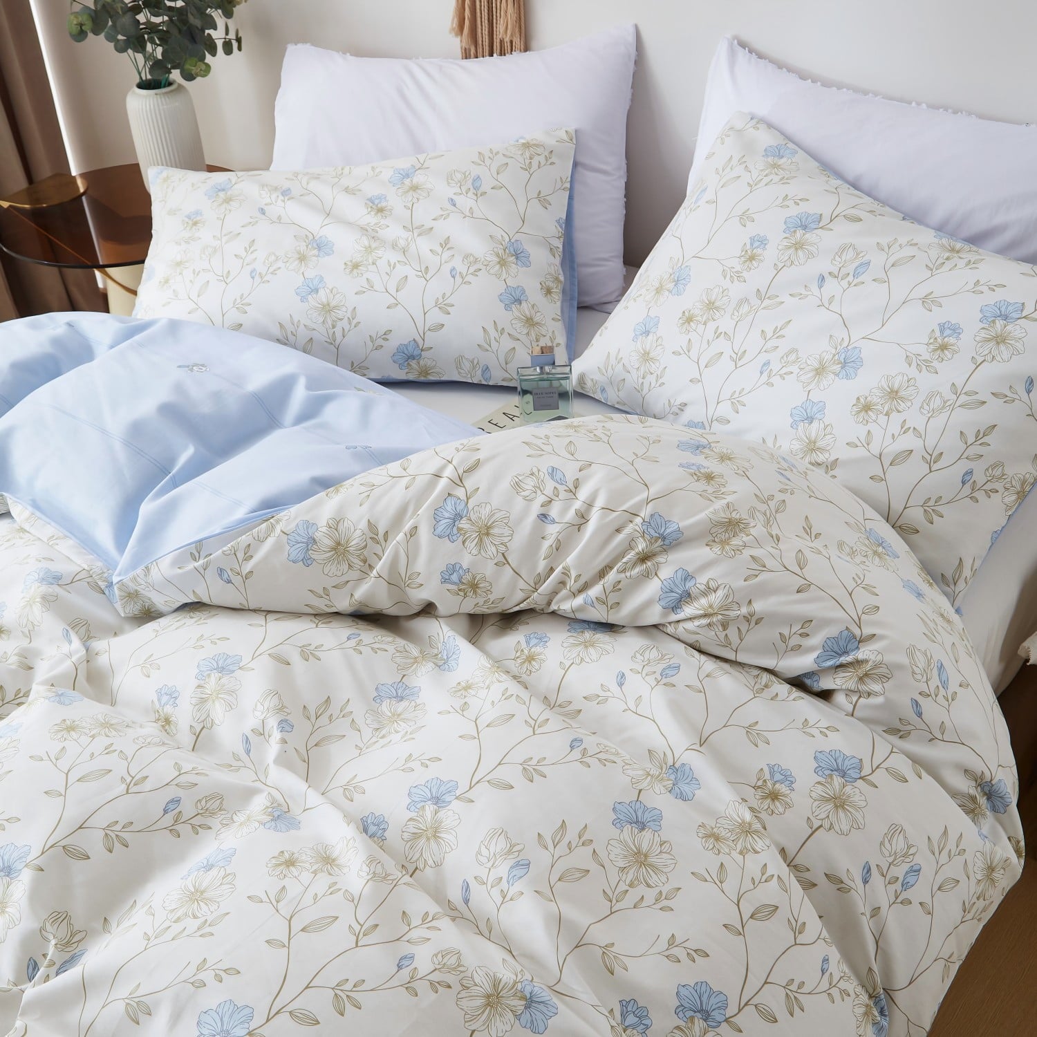 Hypoallergenic Cloud Cotton Comforter Sets Queen Size, 3 Pieces Botanical Blue Floral Reversible Bedding Sets for Adults All Season - Luxurious Quilted Duvet Cover Set Detail