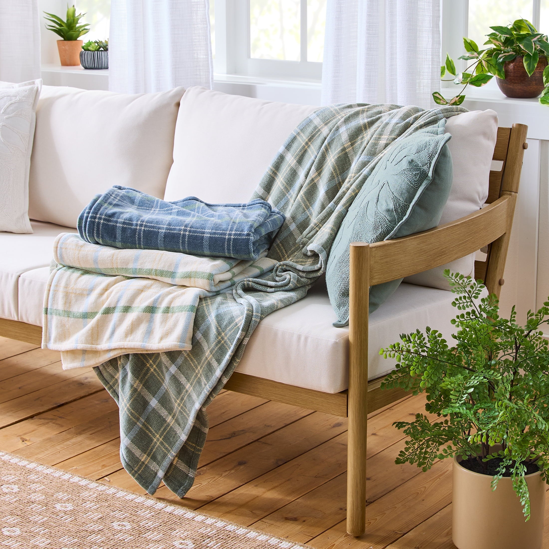Reversible Sherpa Woven Chenille Plaid Throw Blanket, Green River , 50x72 Inches - Super Soft Reversible Sherpa Flannel Blanket Detail