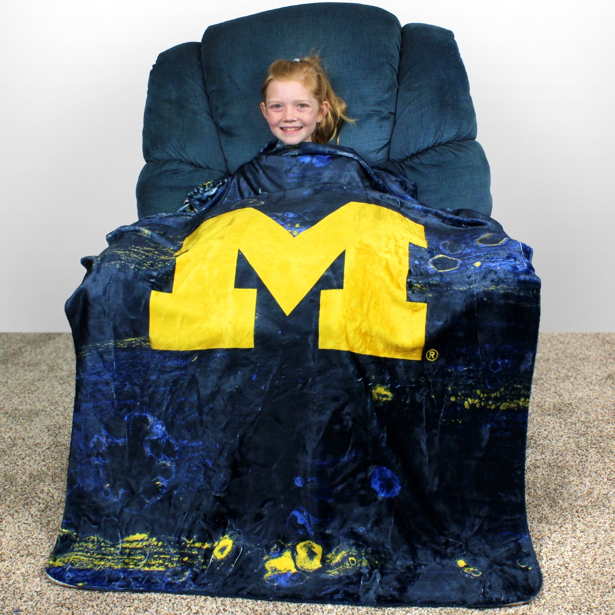 Lightweight Warm Michigan Wolverines Sublimated Soft Throw Blanket, 42" x 60" - Luxury Knitted Decorative Throw Blanket with Fringes Detail