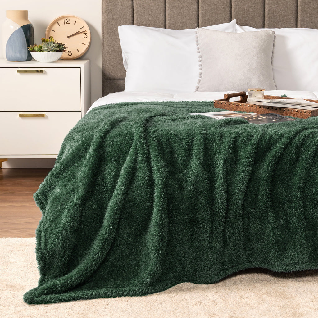Super Soft Flannel Sherpa Throw Blanket For Couch Sofa, Emerald Green Fluffy Warm Plush Blanket for Bed, Cozy Super Soft Lightweight Thr... - Cozy Fleece Throw Blanket for Couch & Bed Detail
