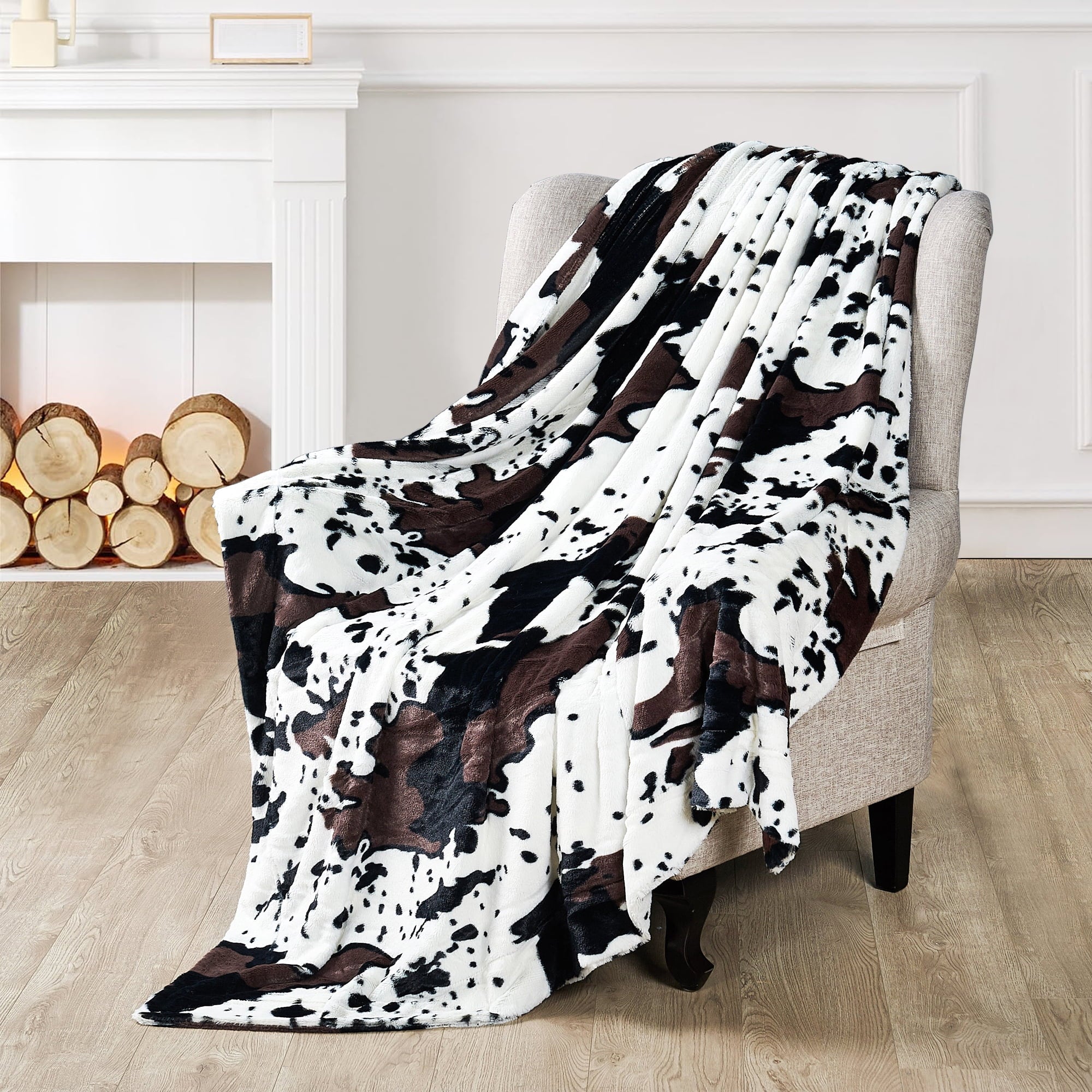 Super Soft Flannel Cow Print Double Sided Faux Fur Throw Blanket, Soft Cozy Fuzzy Black and White Throw, 50x60 inches - Lightweight Plush Warm Blanket for All Seasons Detail