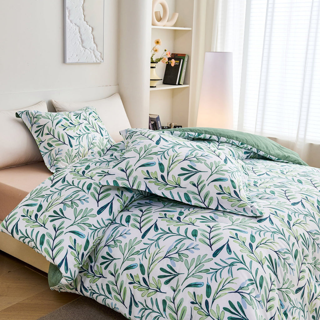 All-Season 3-Piece Floral Comforter Set King Size, Green and White Botanical, Soft Microfiber All-Season Bedding for Adults & Teens - All-Season Down Alternative Comforter Insert Detail