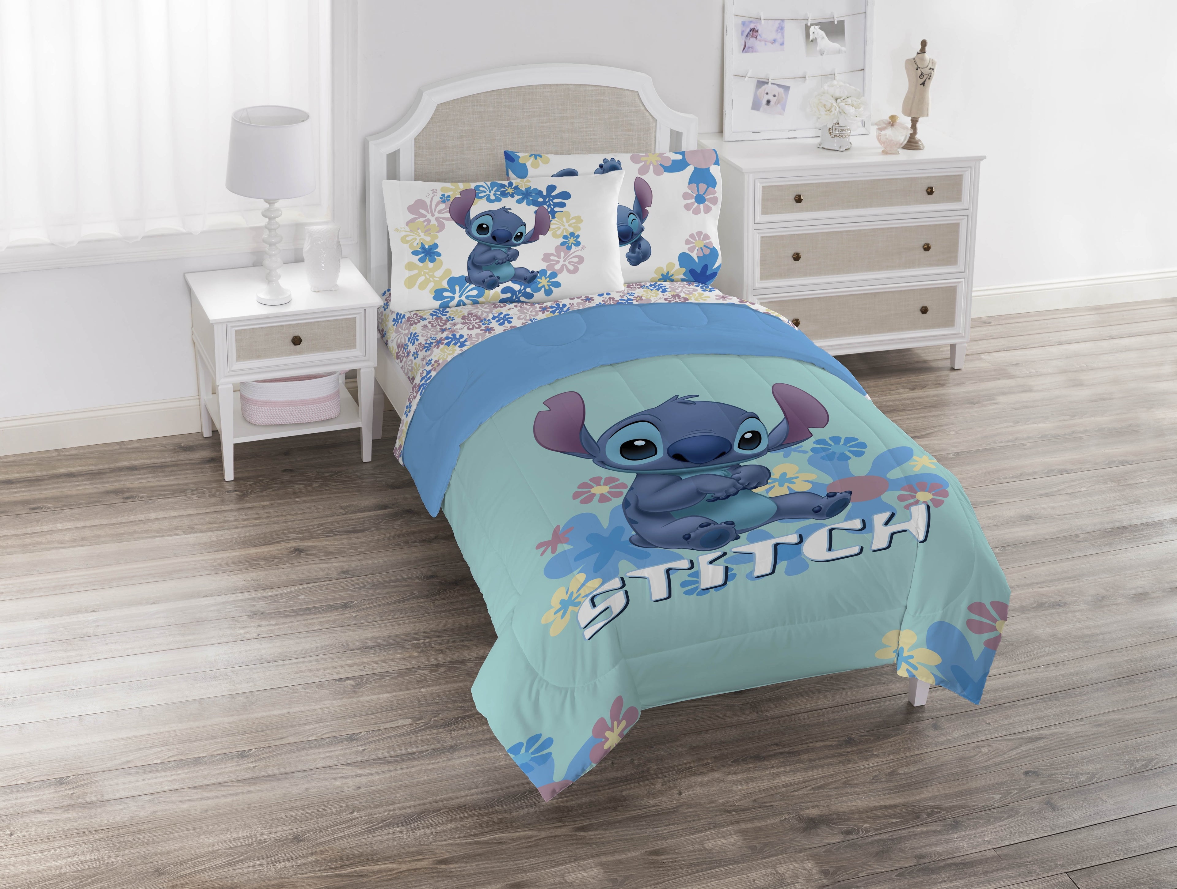 Hypoallergenic Cloud Lilo and Stitch Sweet Stitch 5 Piece Twin Size Kids Comforter Set with Sham - Super Soft Bed Set for Kids - Luxurious Quilted Duvet Cover Set Detail