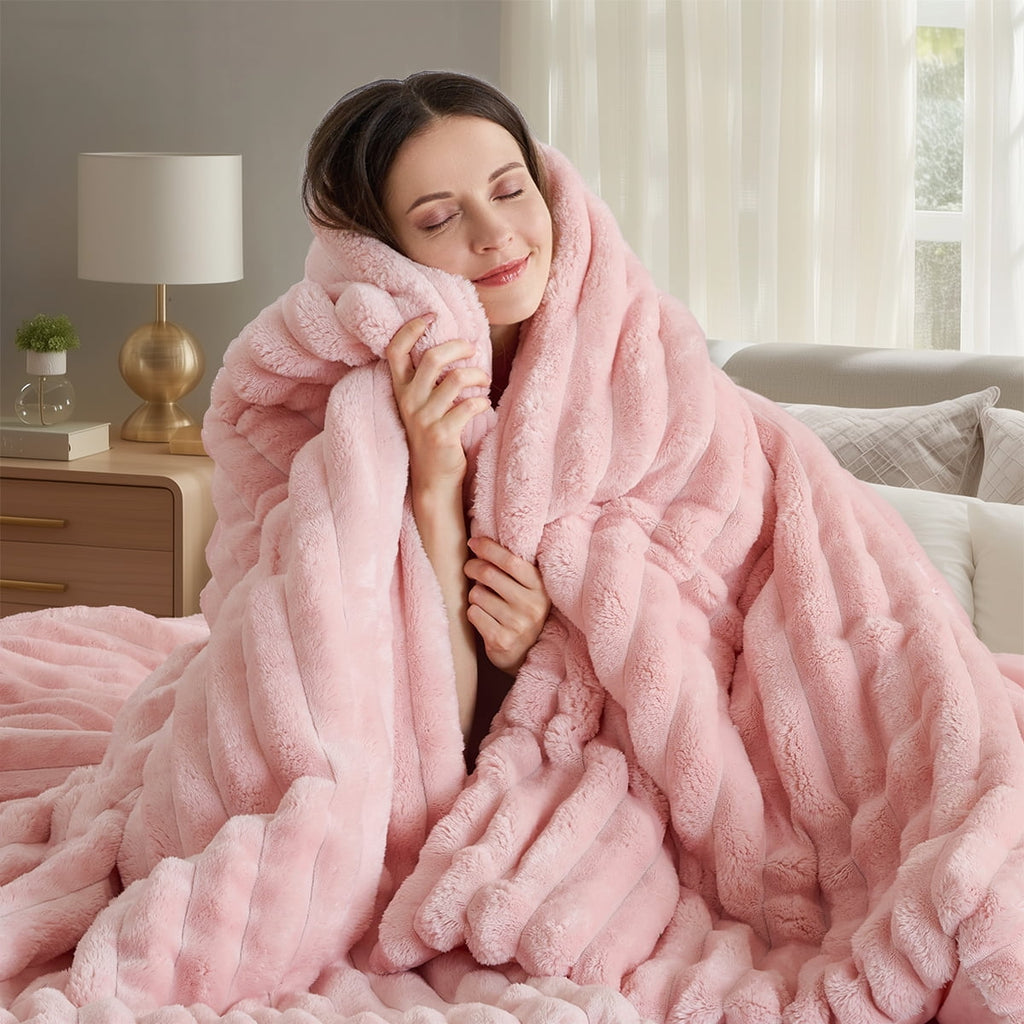 Hypoallergenic Cloud Full/Queen Size Comforter Set, Fluffy Ribbed Plush Comforter Set, 3-Piece Bedding Set, Pink - Hypoallergenic Ultra-Fluffy Quilt for Winter Detail