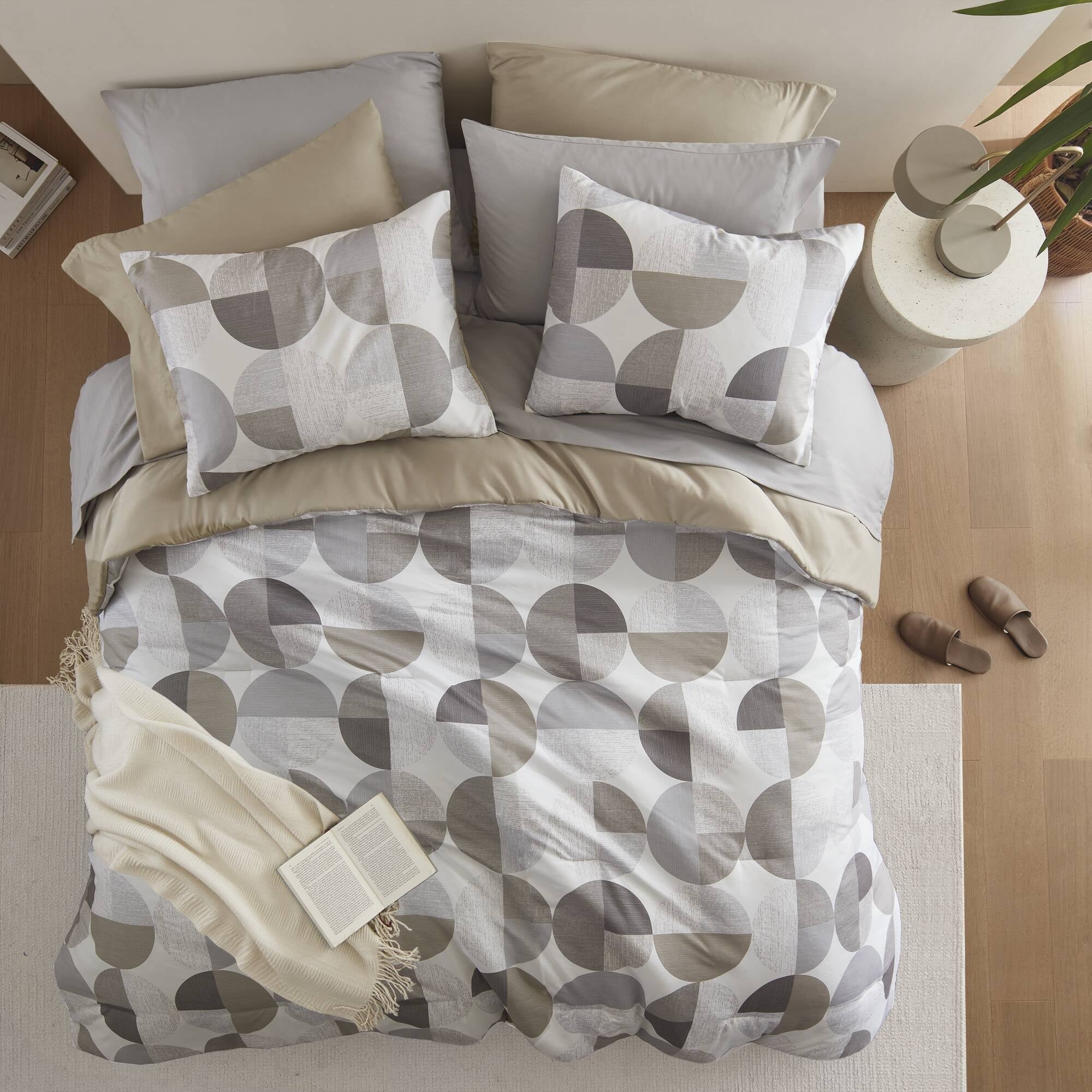 Fluffy Down Alternative Full/Queen Size Comforter Set, Tan/Gray Bedding Set for All Seasons, 3-Piece Round Geometric Print Bedding Comforter Set - Hypoallergenic Ultra-Fluffy Quilt for Winter Detail