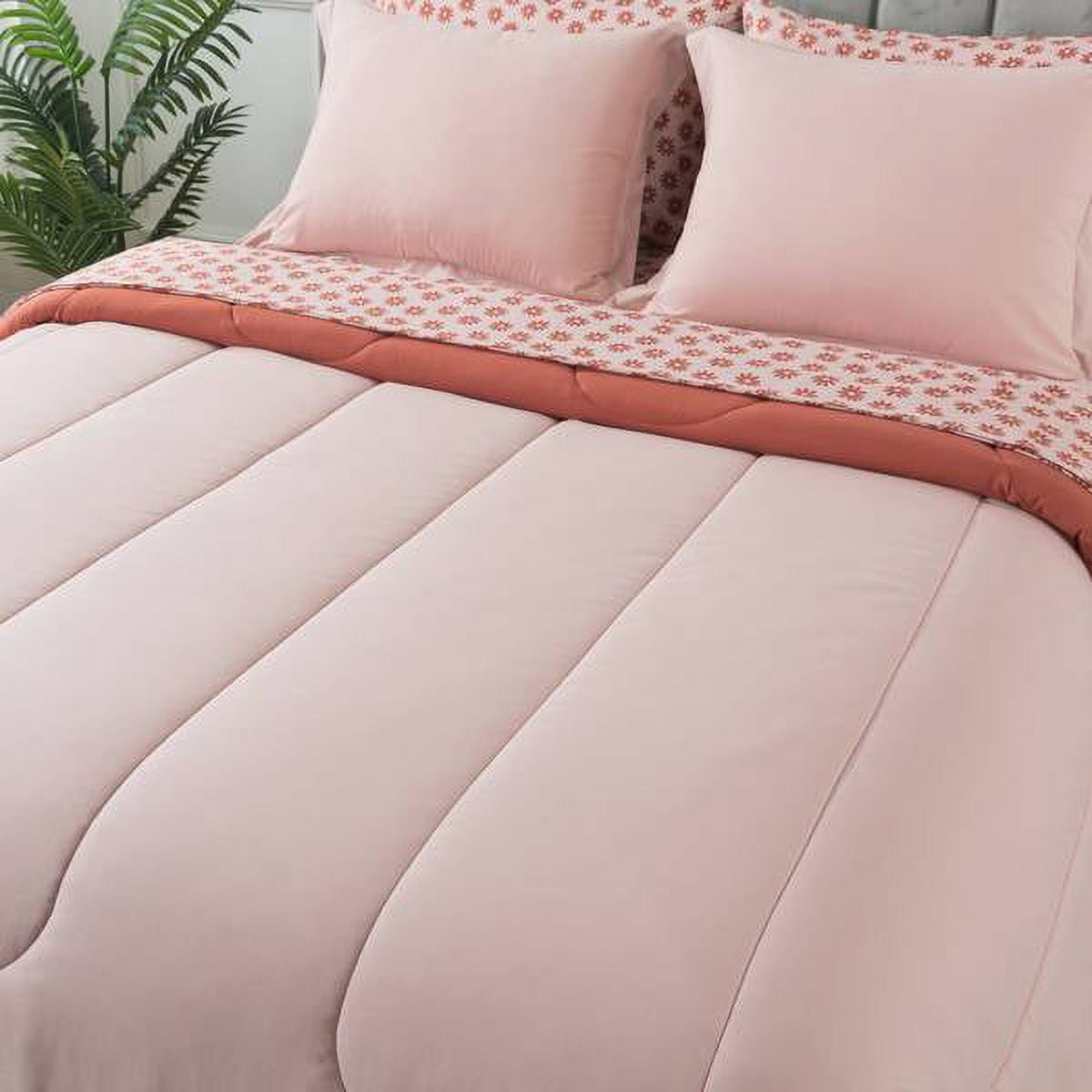 Hypoallergenic Cloud 7-Piece Reversible Bed in a Bag Comforter Set with Sheets, Pink, Queen - Hypoallergenic Ultra-Fluffy Quilt for Winter Detail