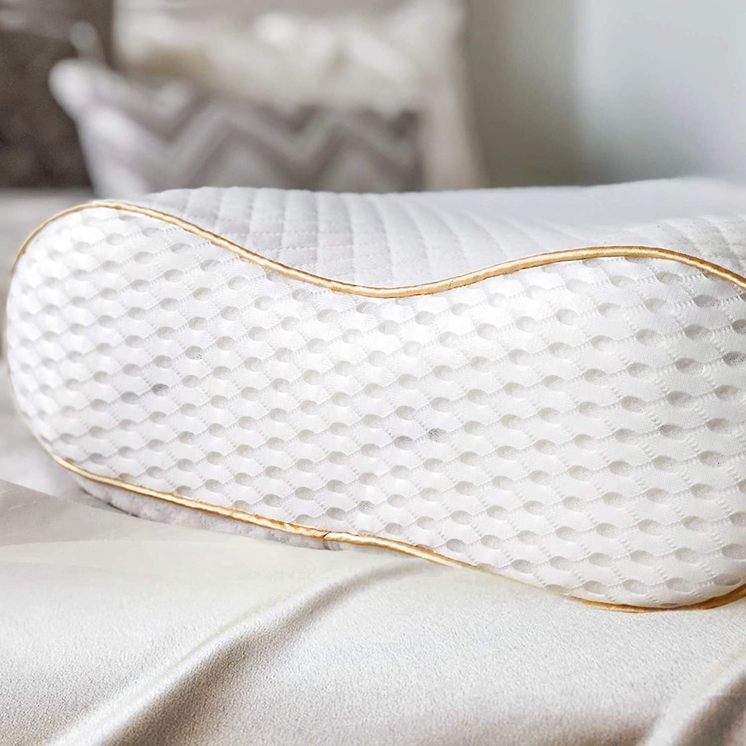 Fluffy Shredded Queen Memory Foam Pillow + Extra Pillowcase, Bed Pillow for Neck & Shoulders for Adult - Ergonomic Memory Foam Pillow for Neck Pain Support Detail