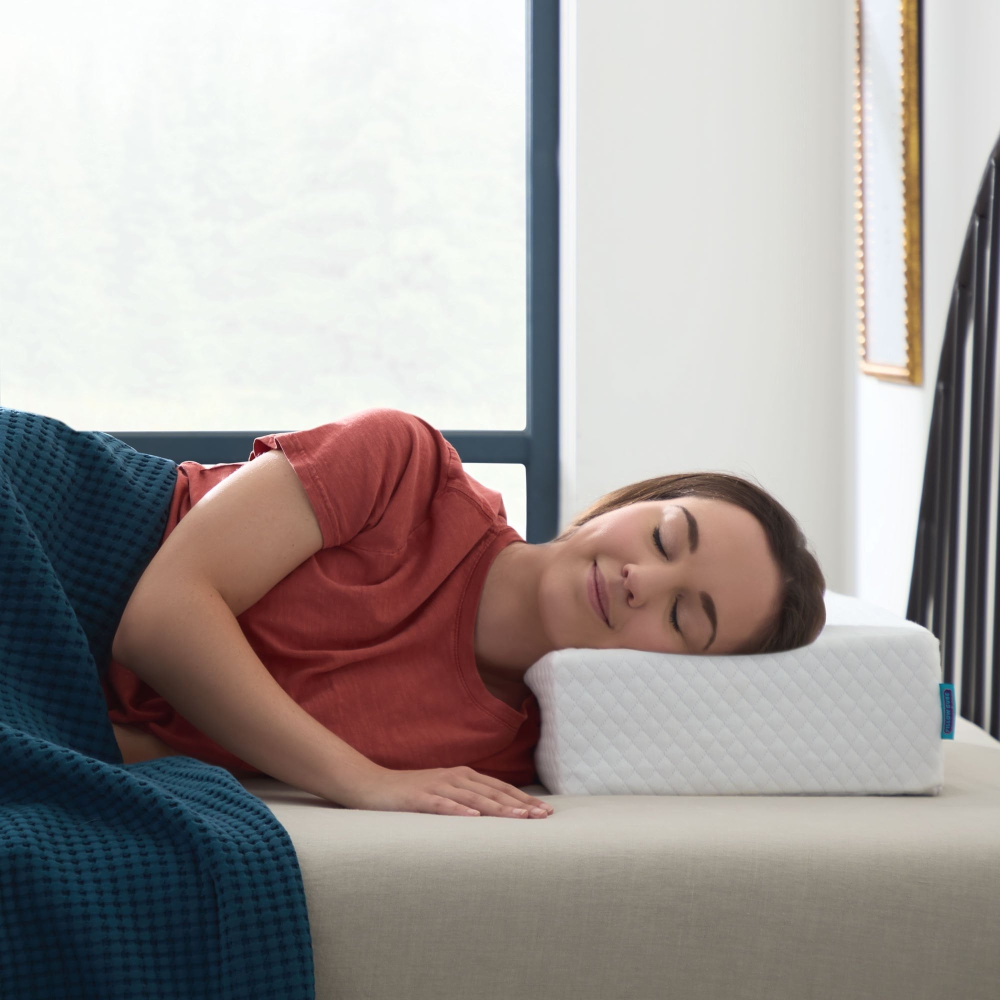 Hotel Collection Standard Pillow for Side Sleepers, Cooling Technology and Removable Cover - Ergonomic Memory Foam Pillow for Neck Pain Support Detail