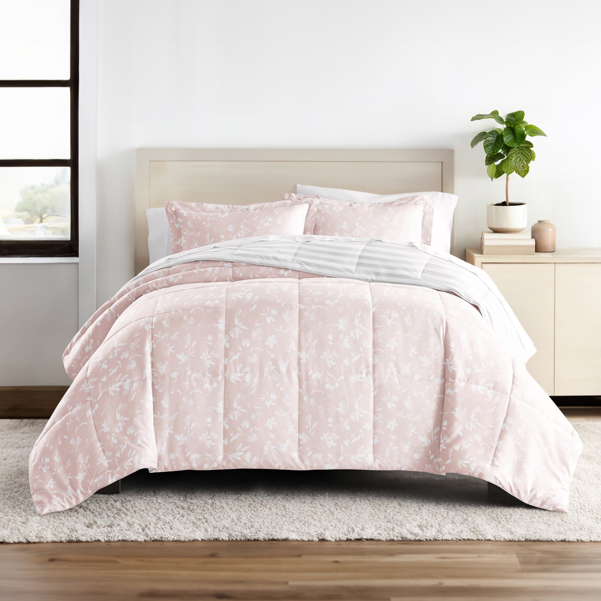 Luxurious Quilted All Season Ultra Soft Comforter Set Lightweight Bedding in Pressed Flowers for Full/Queen Size - Hypoallergenic Ultra-Fluffy Quilt for Winter Detail