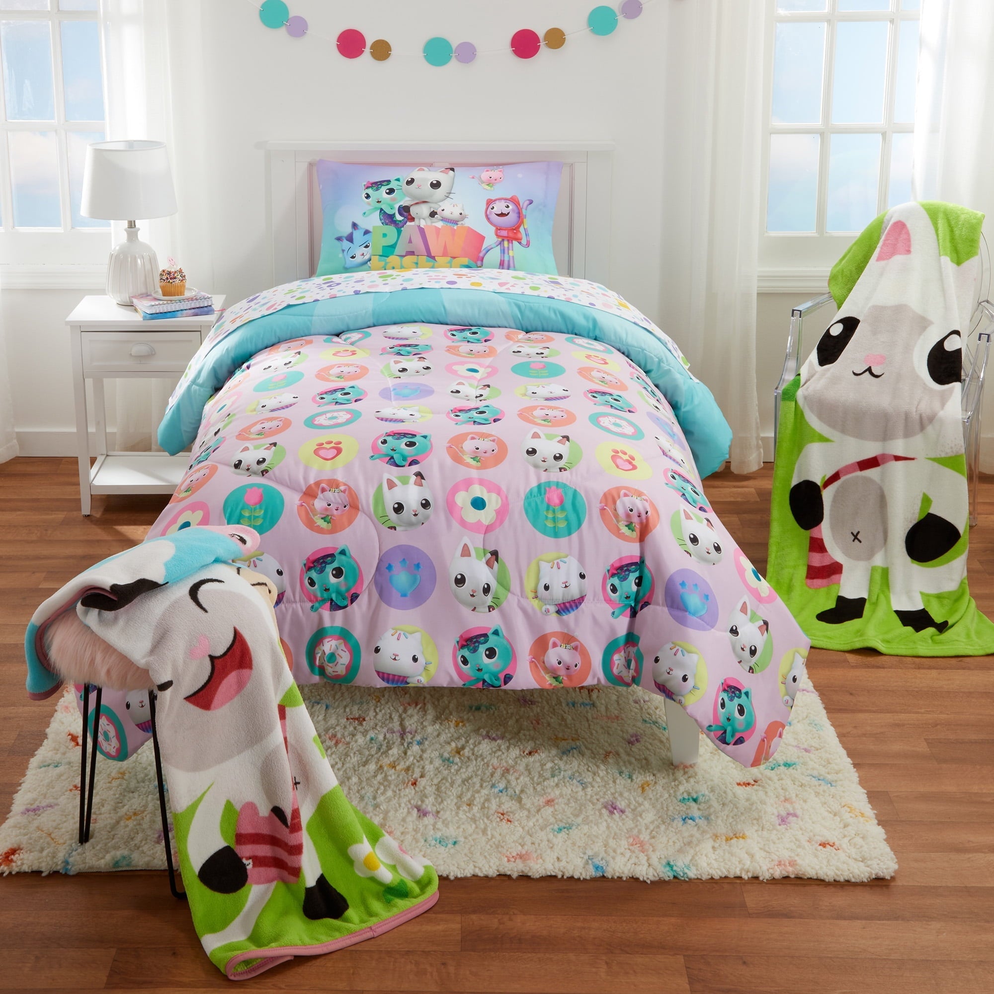 Hypoallergenic Cloud Gabby's Dollhouse Kids Comforter and Pillowcase, 2-Piece Set, Twin/Full, Reversible - Cloud-Like Soft Lightweight Bed Comforter Detail