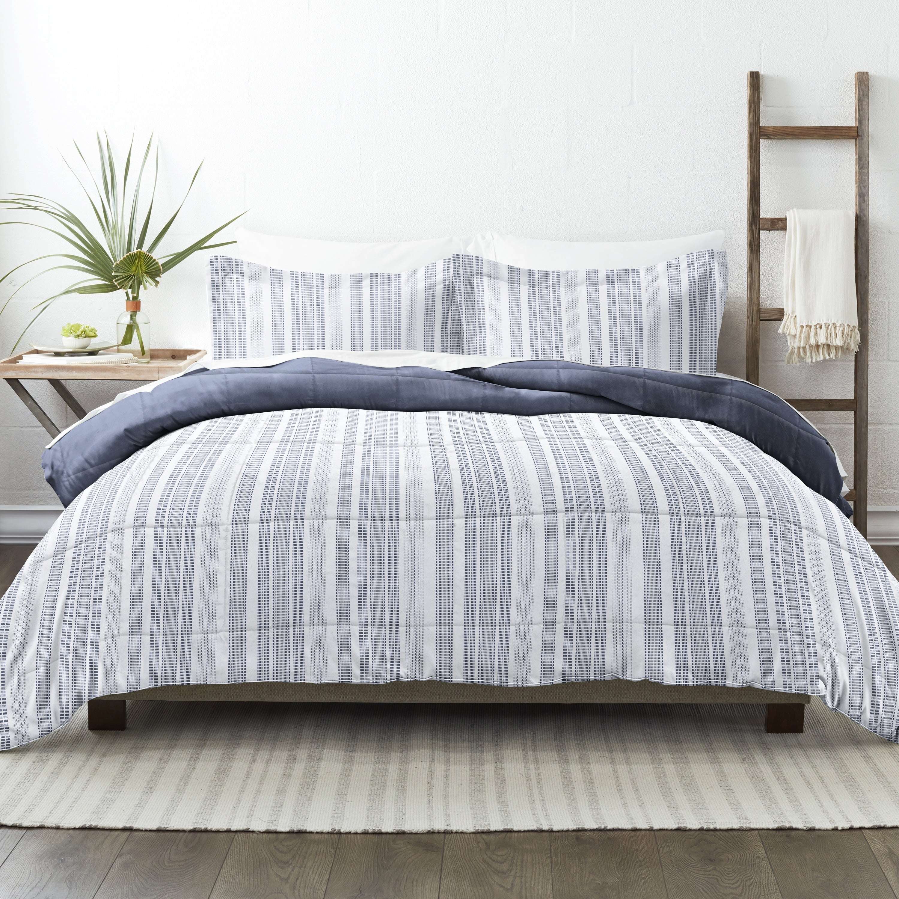 Luxurious Quilted 2-Piece Navy Farmhouse Dreams ReversiblePrint Comforter Set, Twin/TwinXL - All-Season Down Alternative Comforter Insert Detail