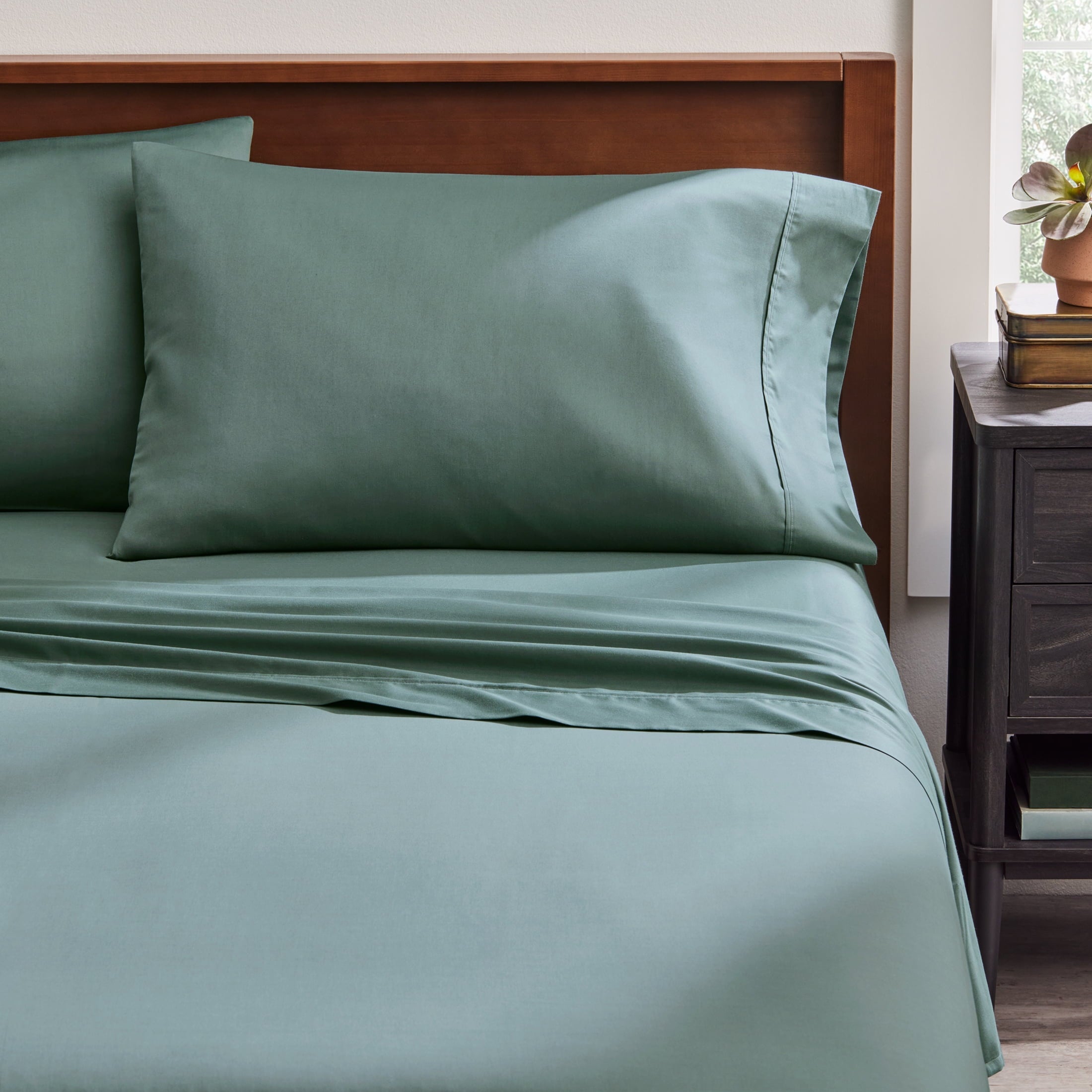 Breathable Luxury 4-Piece 300 Thread Count Green Ash Cotton Sateen Bed Sheet Set, Cali King - Breathable Egyptian Cotton Flat & Fitted Sheets Detail