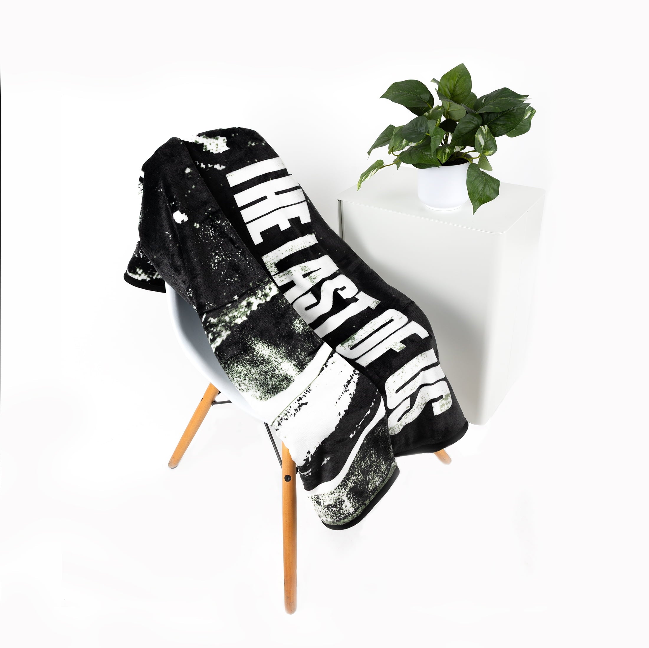 Decorative Knitted Black and White Polyester Throw Blanket, 50" X 60" - Lightweight Plush Warm Blanket for All Seasons Detail